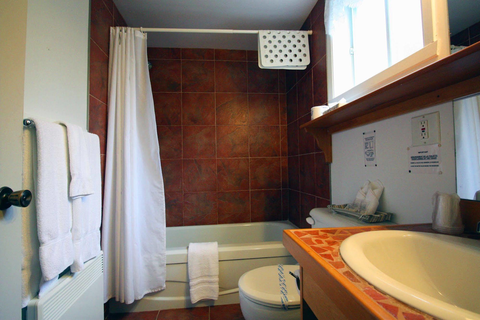 Motel Le Jolibourg Saint-Sauveur Ngoại thất bức ảnh