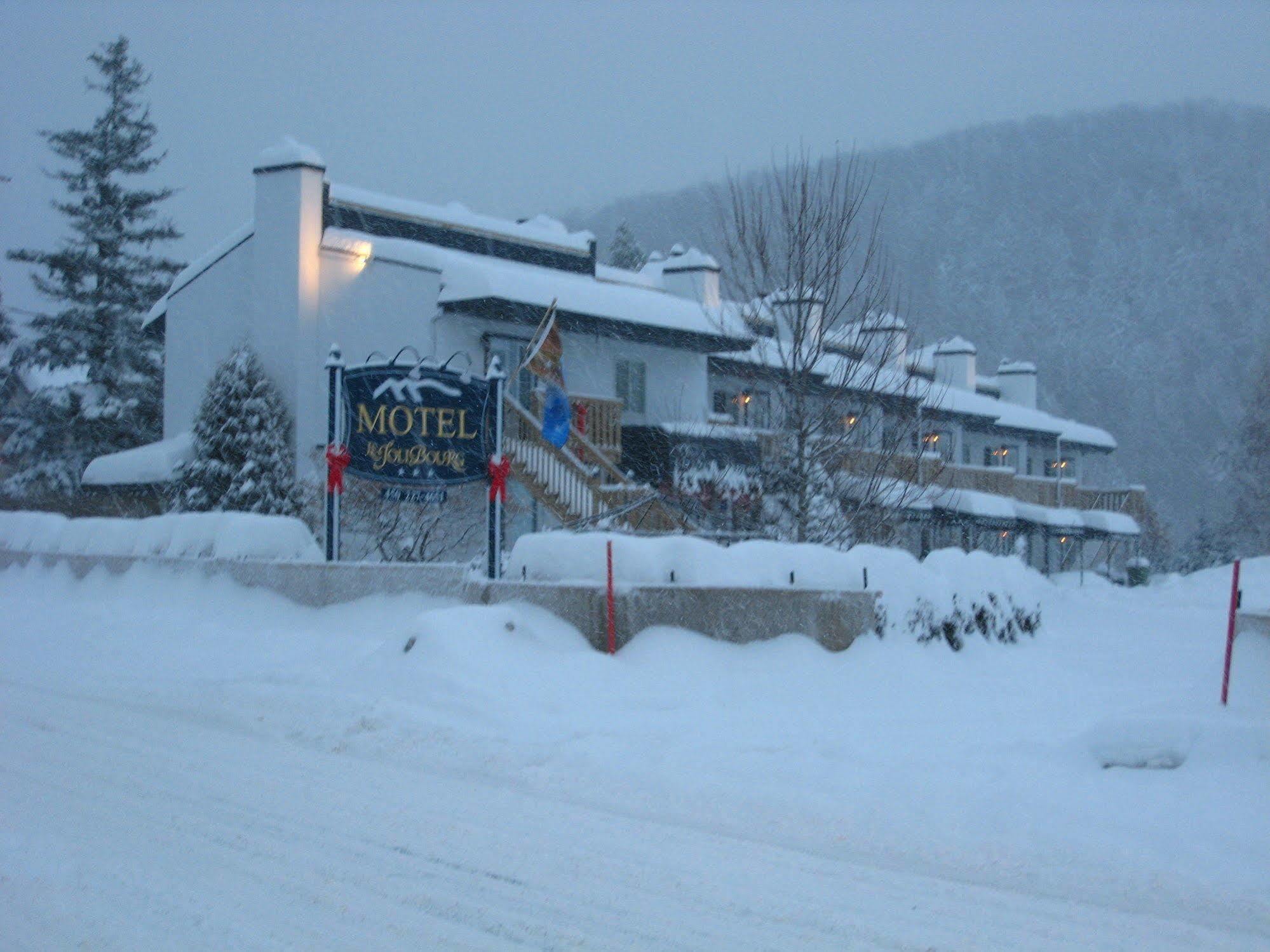 Motel Le Jolibourg Saint-Sauveur Ngoại thất bức ảnh